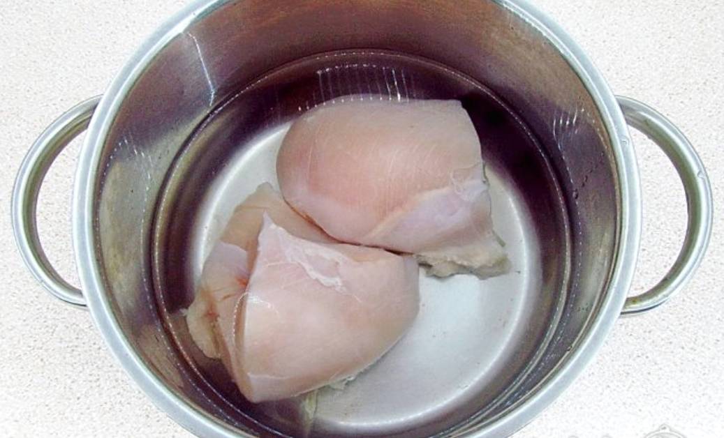 Салат  «Дамский каприз» с ананасом и курицей