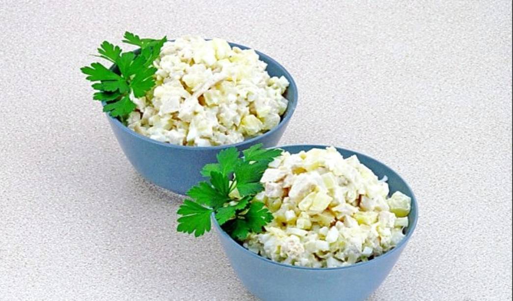 Салат  «Дамский каприз» с ананасом и курицей