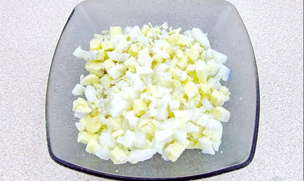 Салат  «Дамский каприз» с ананасом и курицей