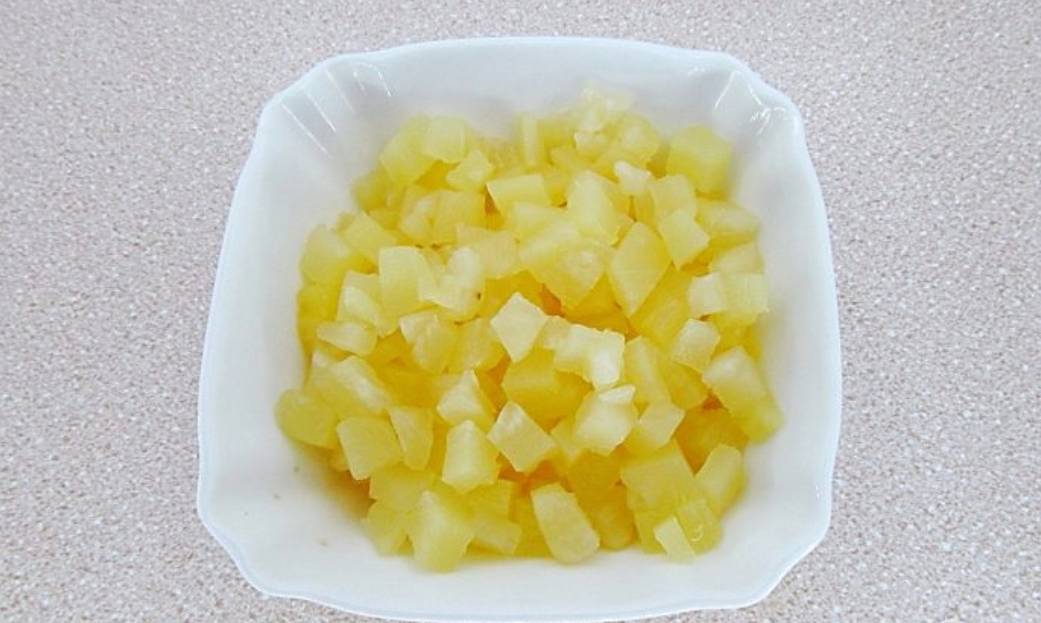 Салат  «Дамский каприз» с ананасом и курицей