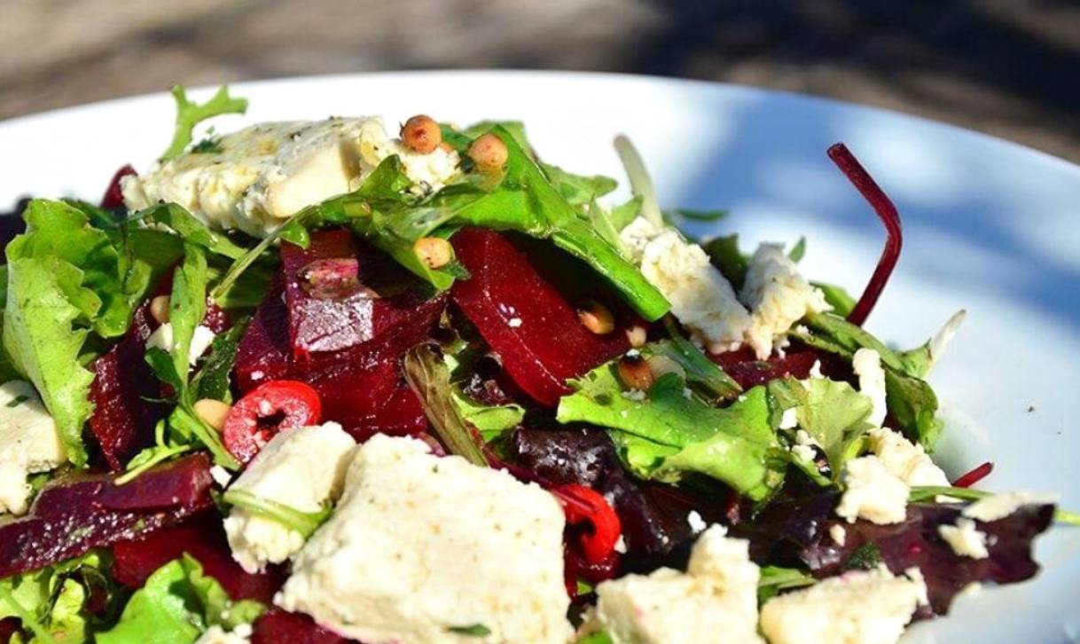 Грузинский салат со свеклой и сыром