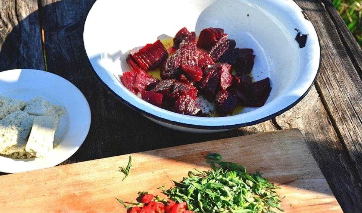 Грузинский салат со свеклой и сыром