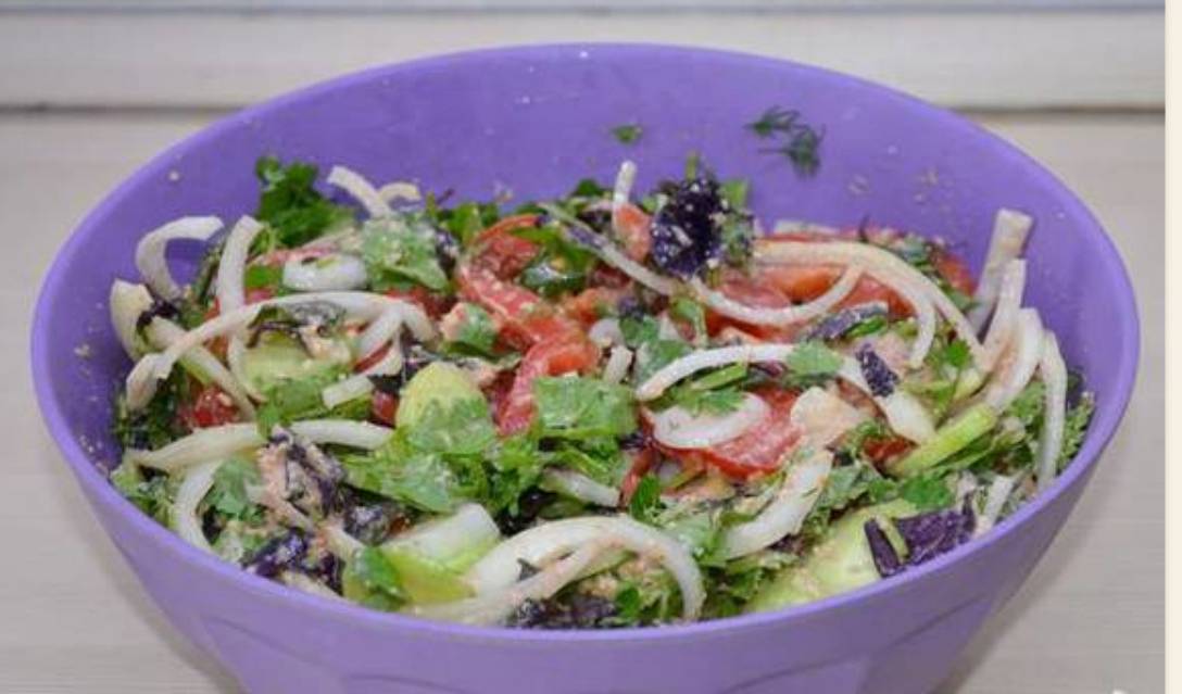 Грузинский салат с помидорами и орехами