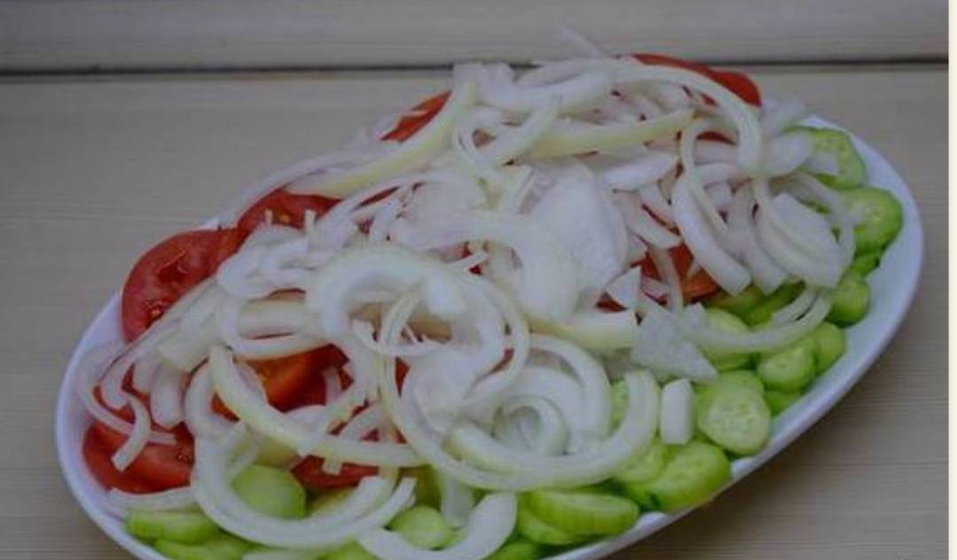 Грузинский салат с помидорами и орехами