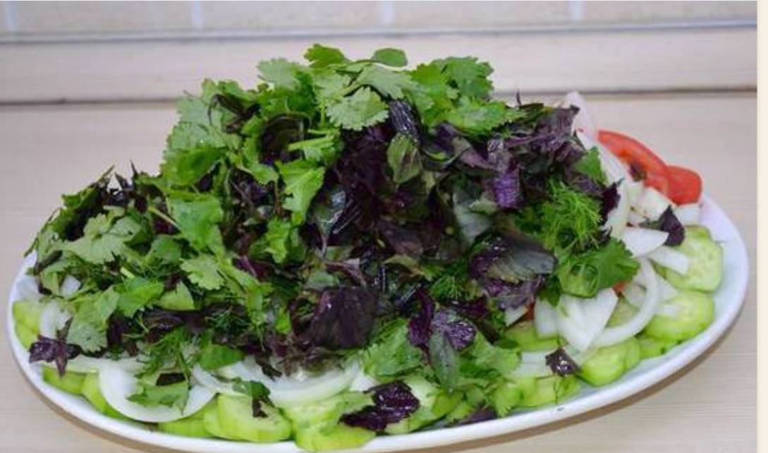 Грузинский салат с помидорами и орехами