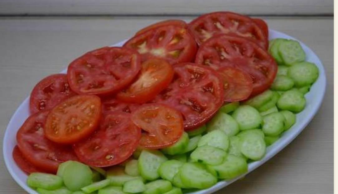 Грузинский салат с помидорами и орехами