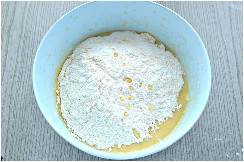 Пышная шарлотка на ряженке с яблоками в духовке