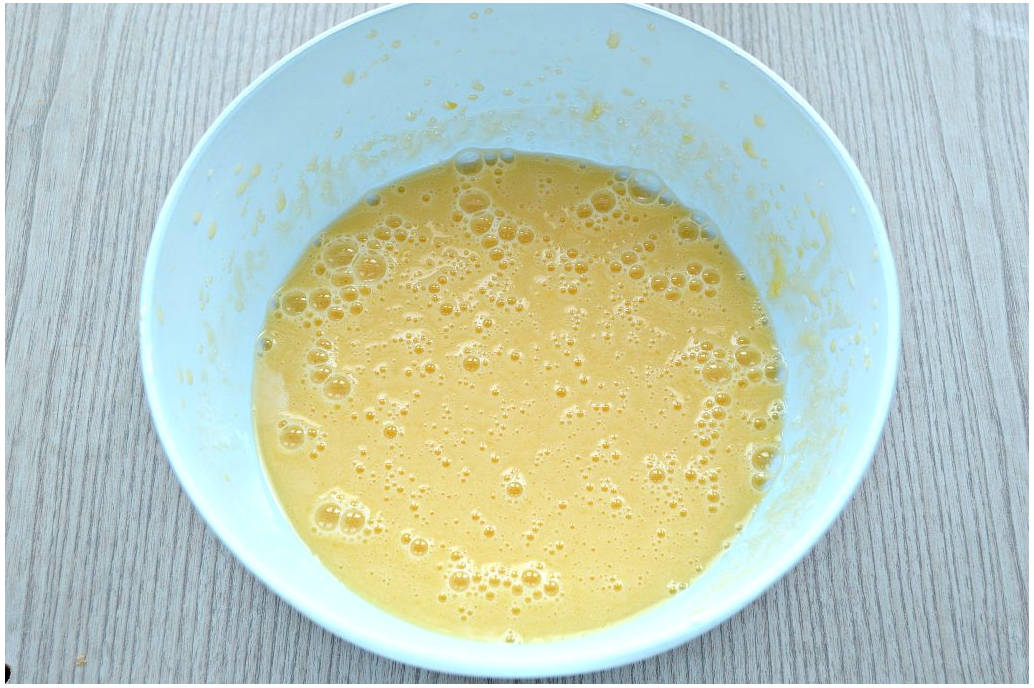 Пышная шарлотка на ряженке с яблоками в духовке
