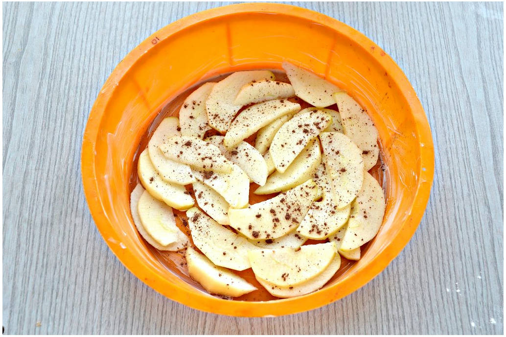 Пышная шарлотка на ряженке с яблоками в духовке