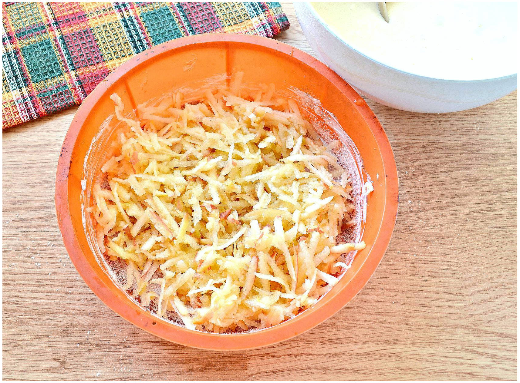Шарлотка с тертыми яблоками