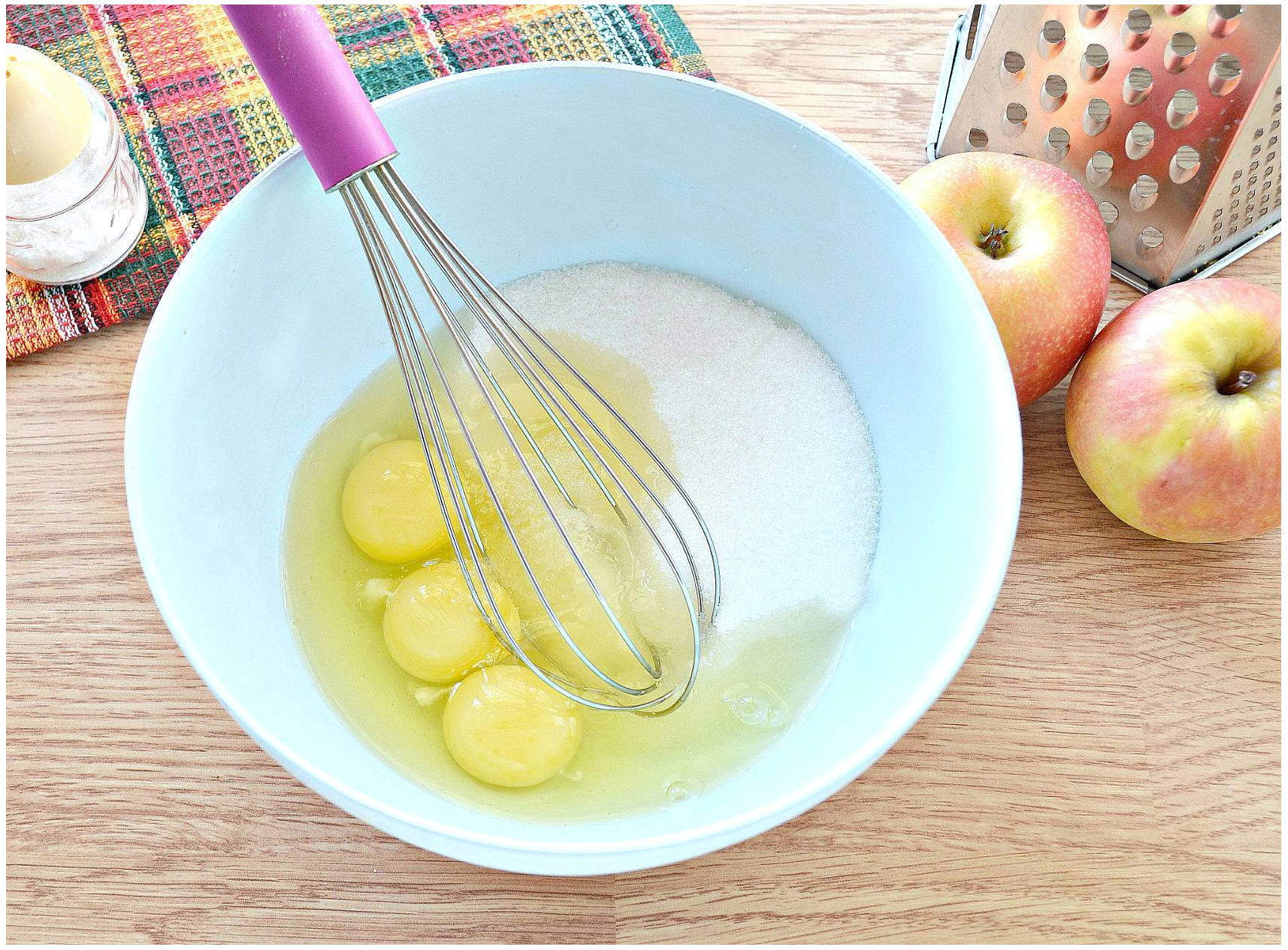 Шарлотка с тертыми яблоками