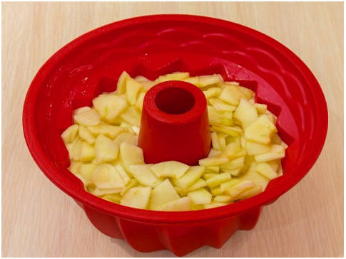 Шарлотка из 5 яиц с яблоками