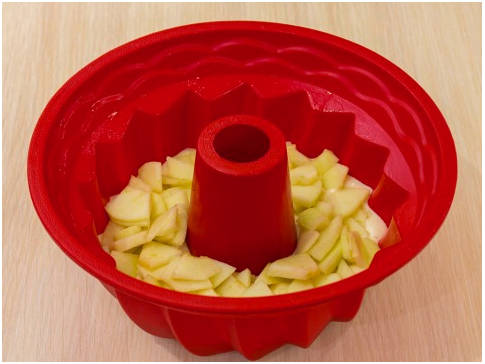 Шарлотка из 5 яиц с яблоками