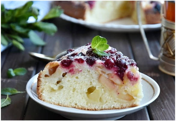 Пышная шарлотка с яблоками и клюквой в духовке