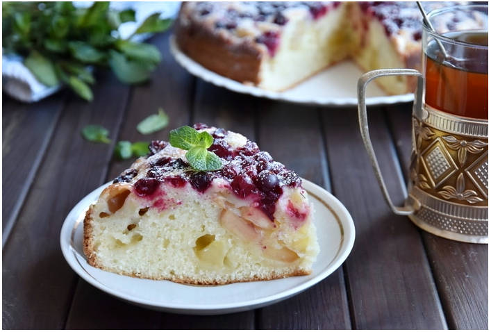 Пышная шарлотка с яблоками и клюквой в духовке