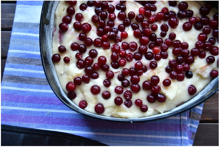 Пышная шарлотка с яблоками и клюквой в духовке