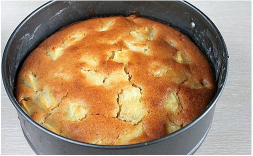Постная шарлотка с яблоками без яиц в духовке