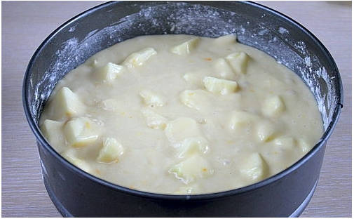 Постная шарлотка с яблоками без яиц в духовке