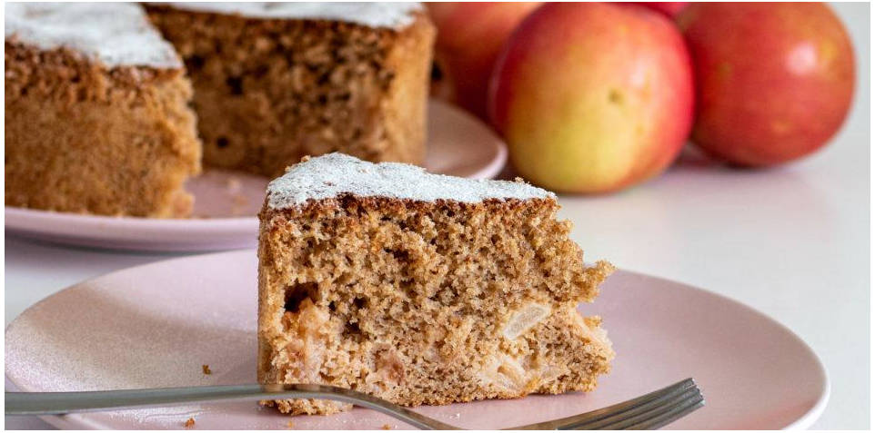 Пышная диетическая шарлотка с яблоками в духовке