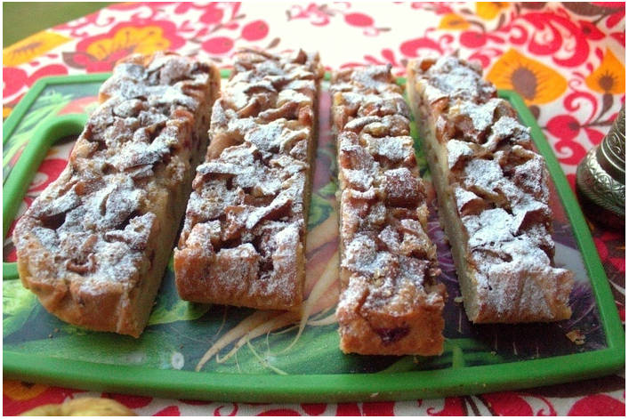 Пирог с грушами и яблоками