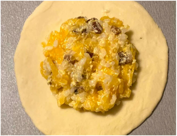 Пирожки с тыквой, рисом и изюмом
