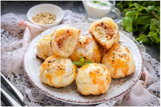 Слоеные пирожки с яблоками из готового теста в духовке