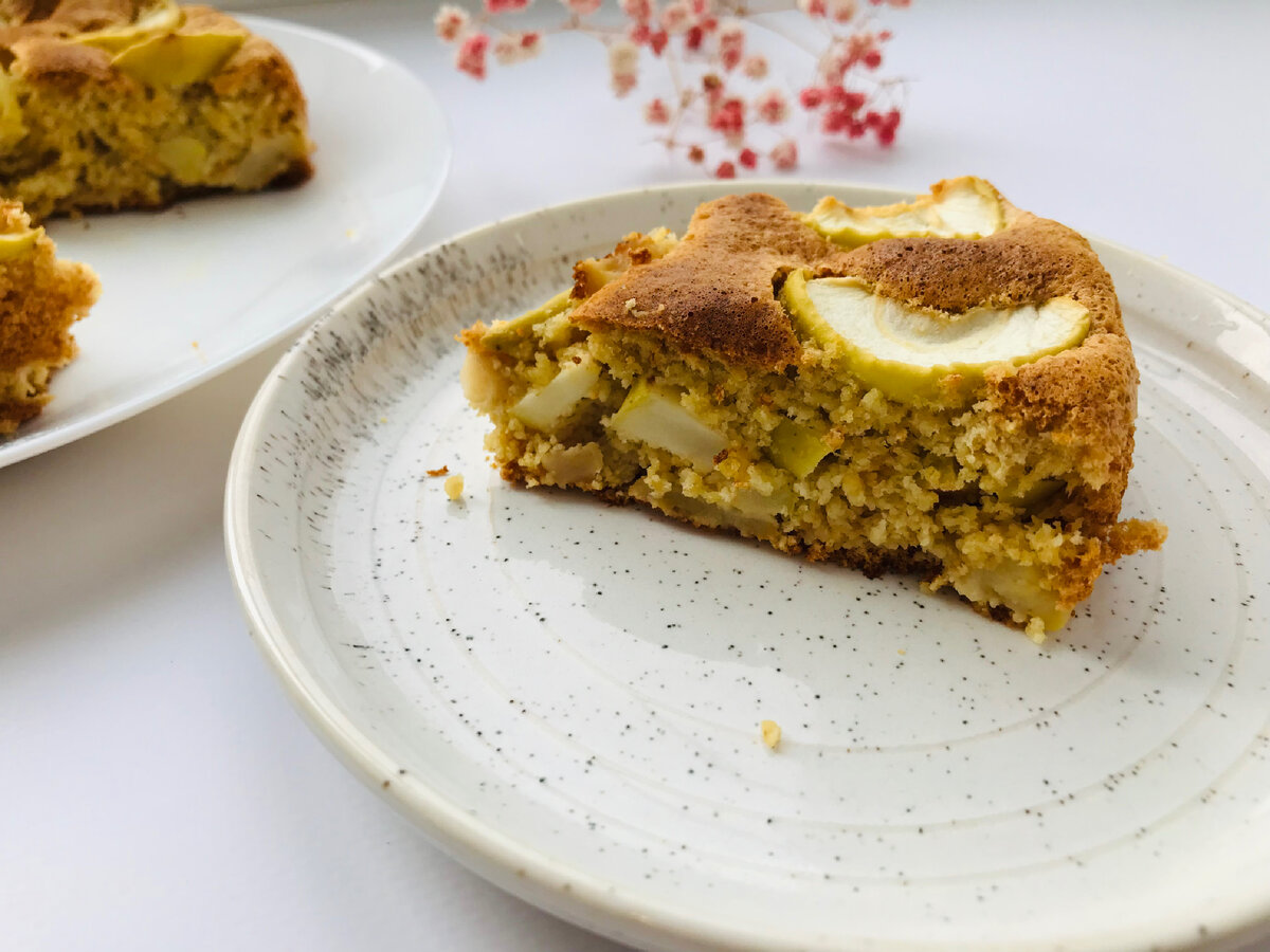 Шарлотка из овсяной муки с яблоками