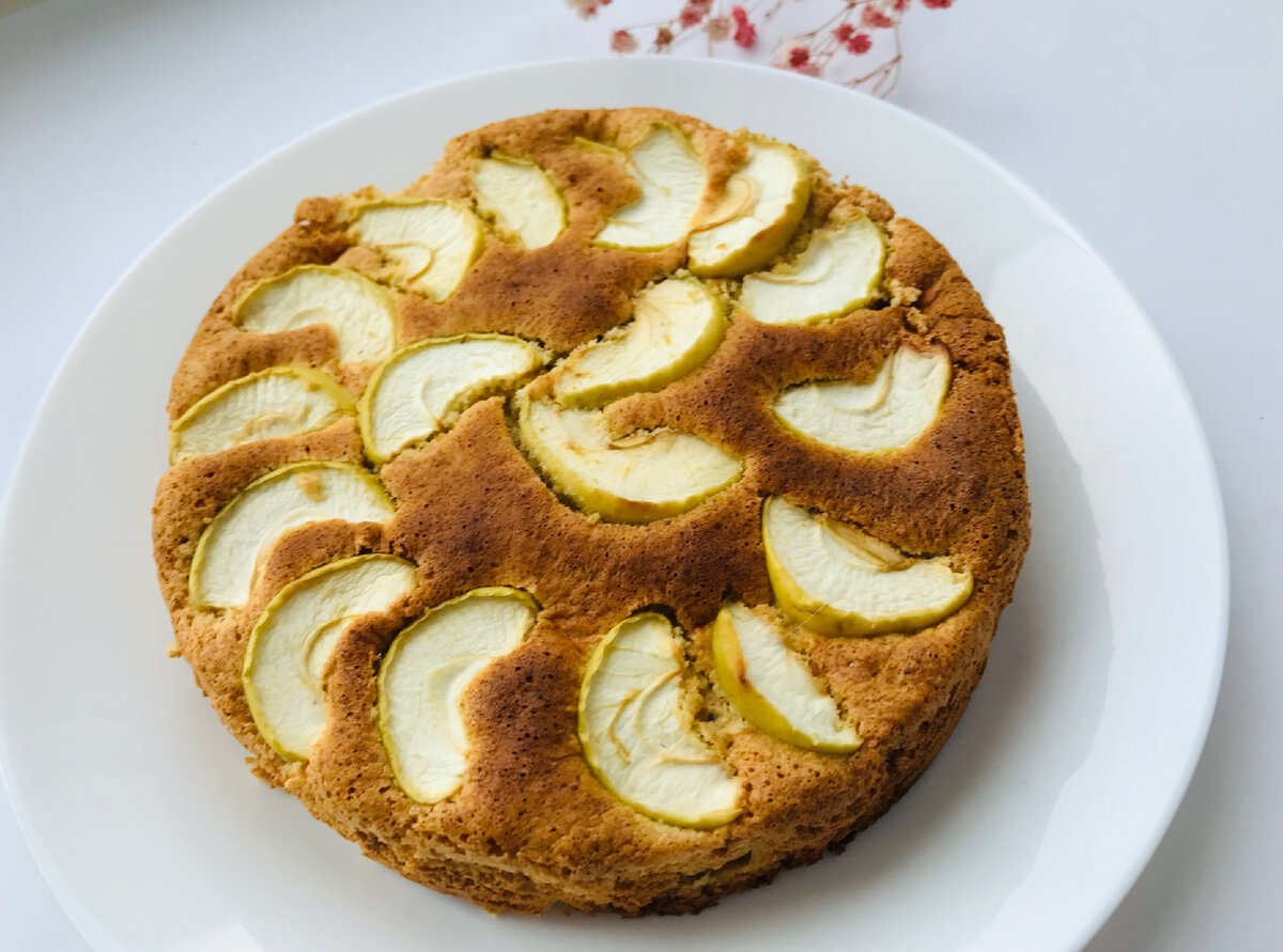 Шарлотка из овсяной муки с яблоками