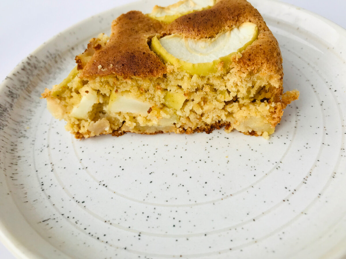 Шарлотка из овсяной муки с яблоками