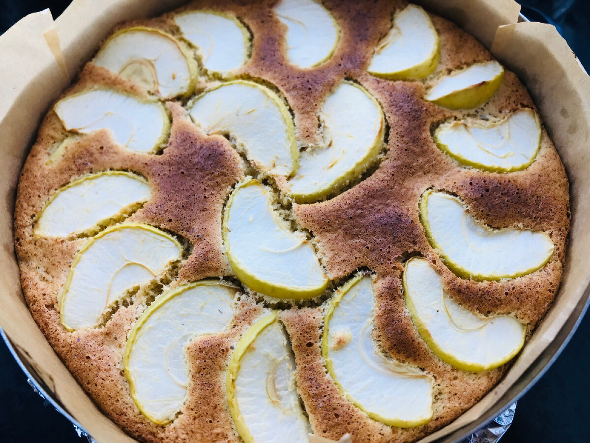 Шарлотка из овсяной муки с яблоками
