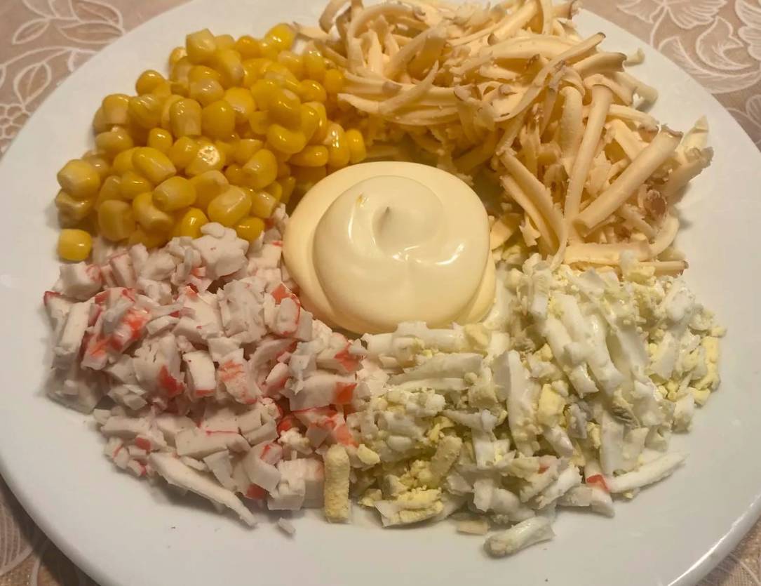 Крабовый салат с копченым сыром