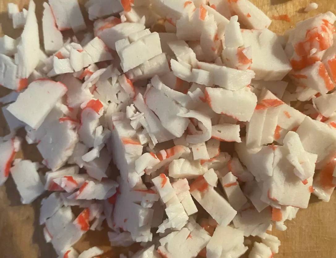 Крабовый салат с копченым сыром