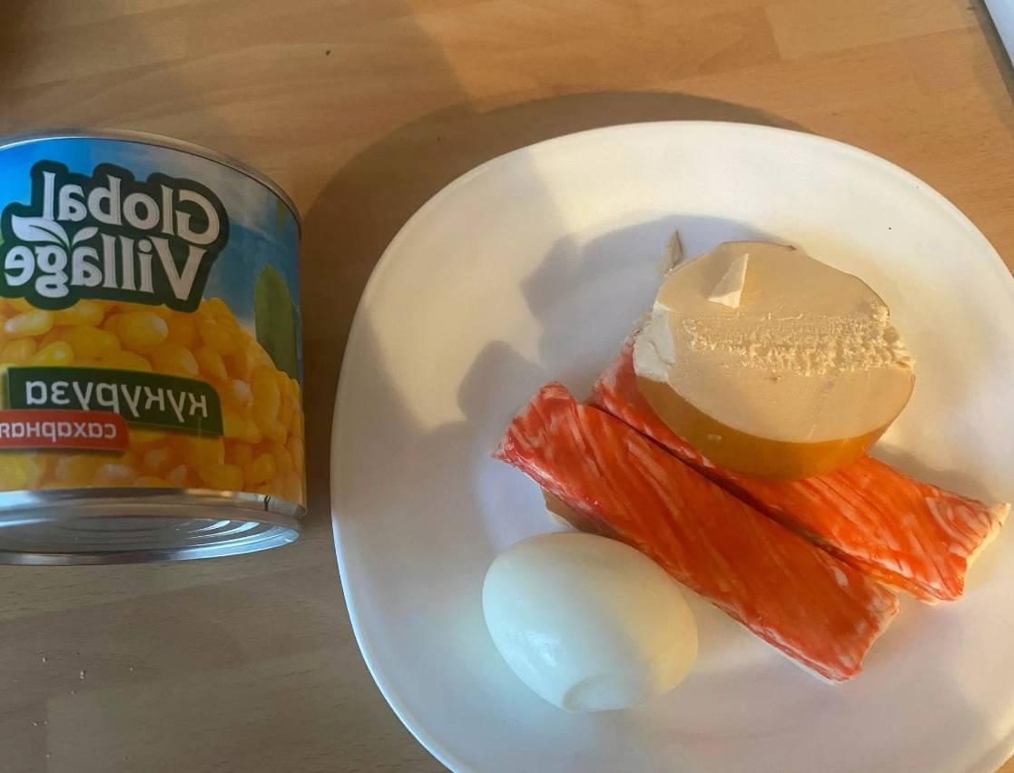 Крабовый салат с копченым сыром