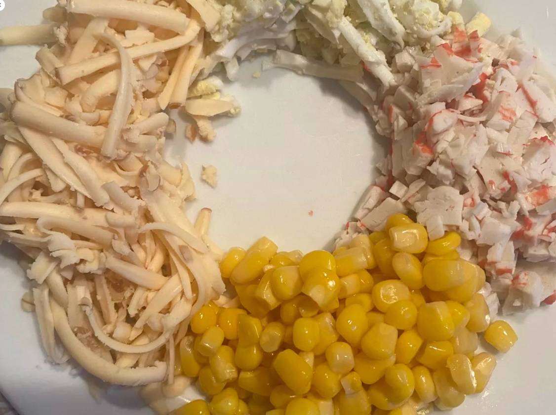 Крабовый салат с копченым сыром