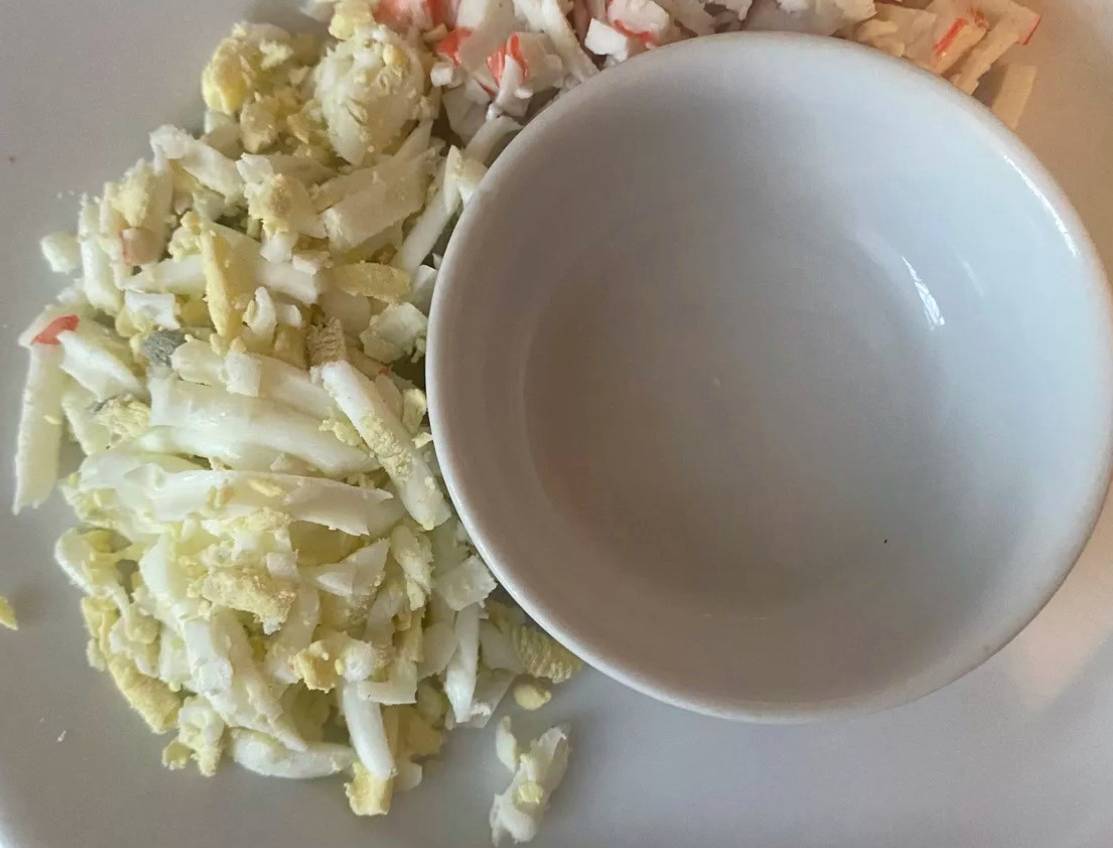 Крабовый салат с копченым сыром