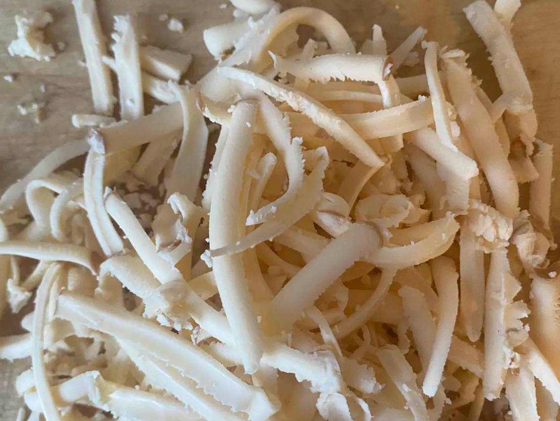 Крабовый салат с копченым сыром