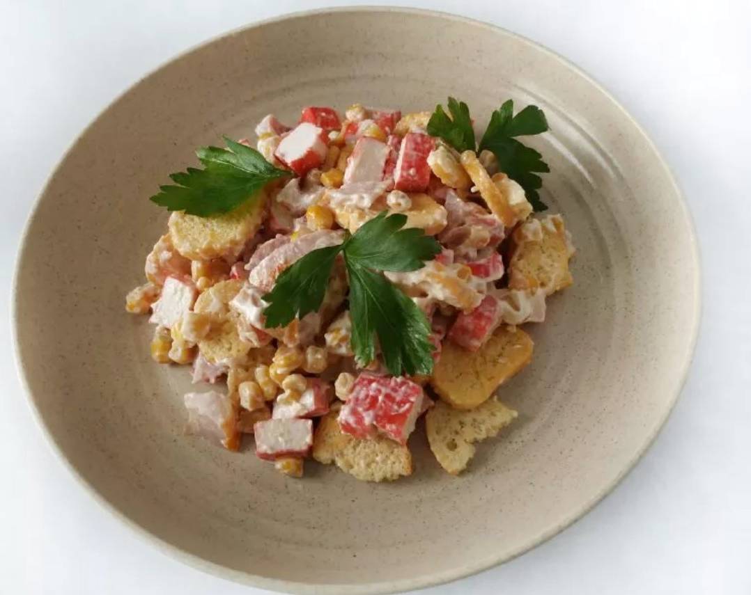 Крабовый салат с копченой курицей
