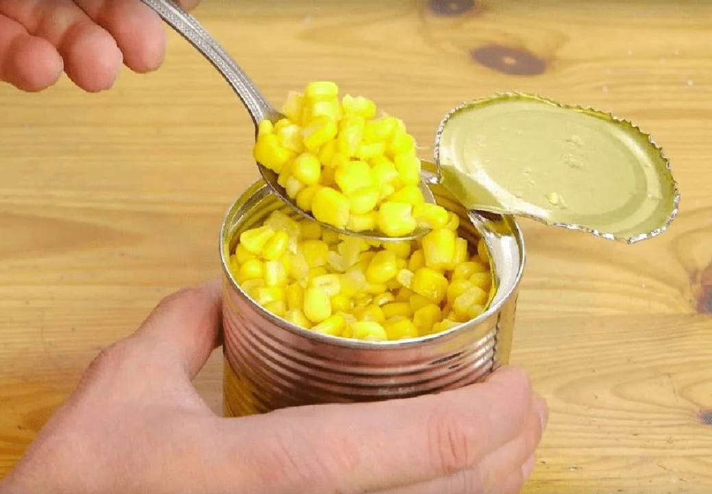 Крабовый салат с копченой курицей