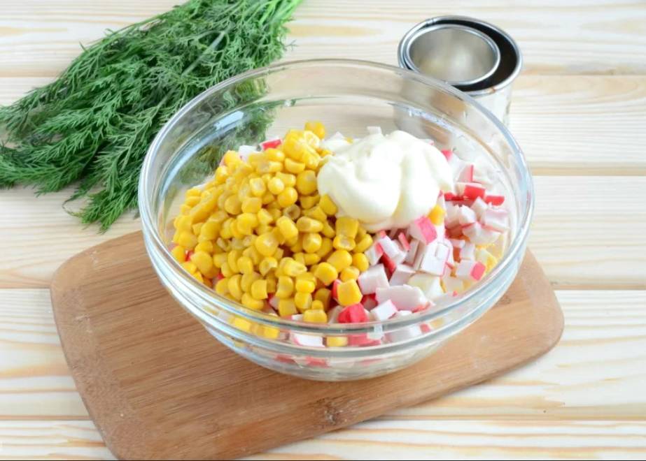 Крабовый салат с копченой курицей