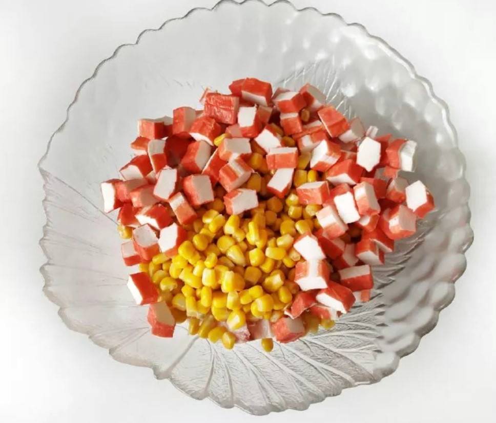 Крабовый салат с копченой курицей