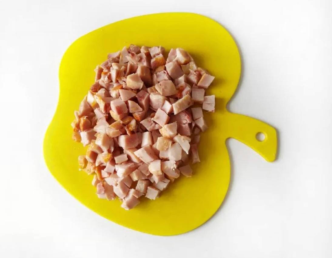 Крабовый салат с копченой курицей