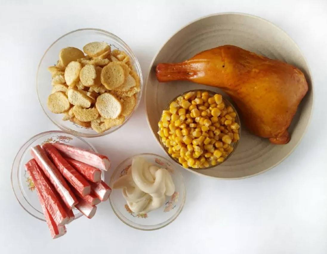 Крабовый салат с копченой курицей