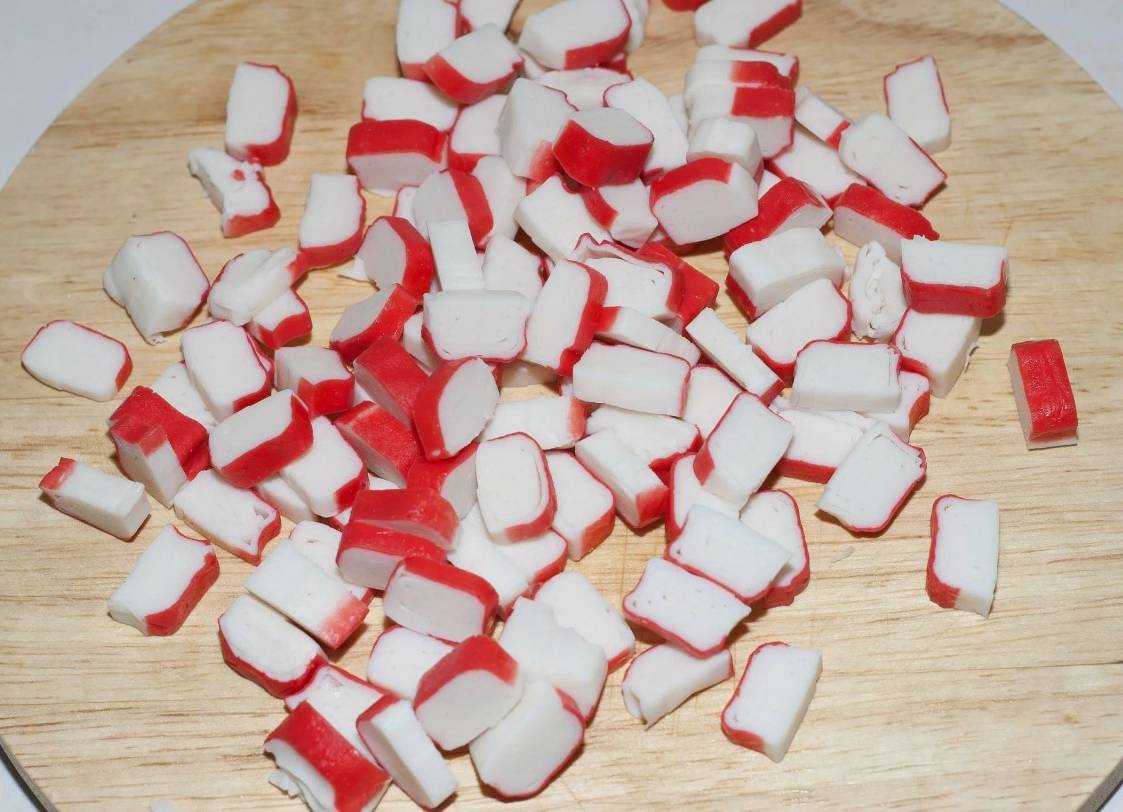 Крабовый салат с копченой курицей