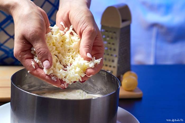 Крабовый салат слоями с сыром Крабовый салат слоями с сыром