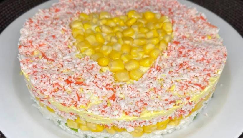 Крабовый салат слоями с кукурузой