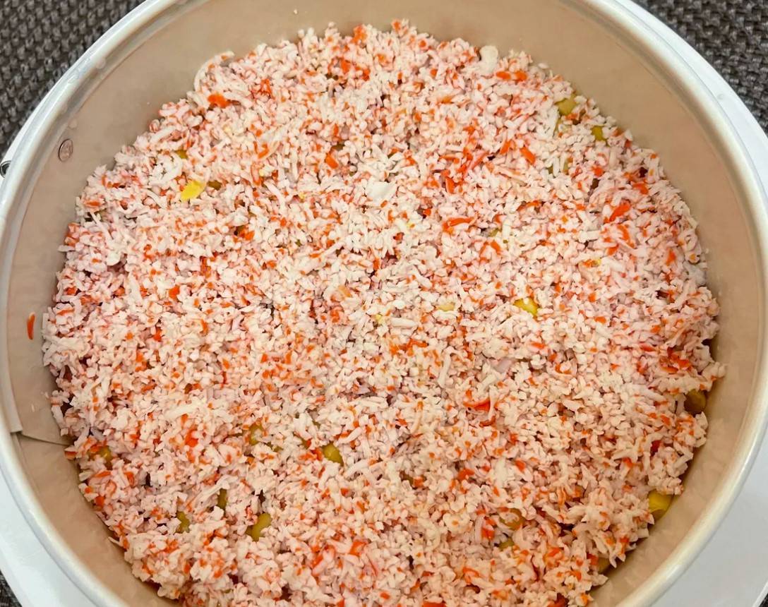 Крабовый салат слоями с кукурузой