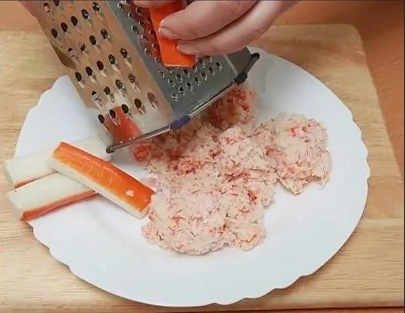 Крабовый салат слоями с кукурузой