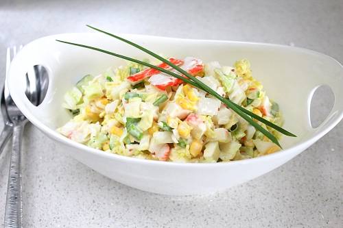 Крабовый салат с пекинской капустой и огурцом