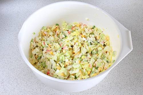 Крабовый салат с пекинской капустой и огурцом