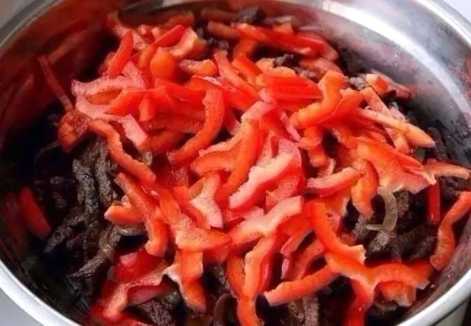 Китайский салат с говядиной и огурцом